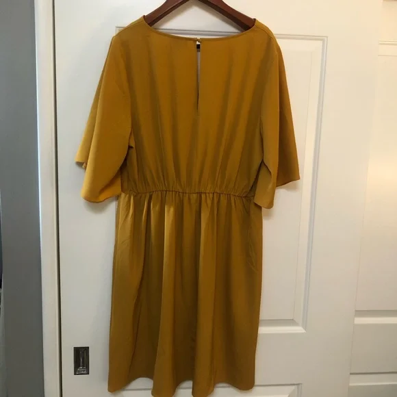 Gold City Chic tie front dress with plunging neckline - Picture 6 of 9